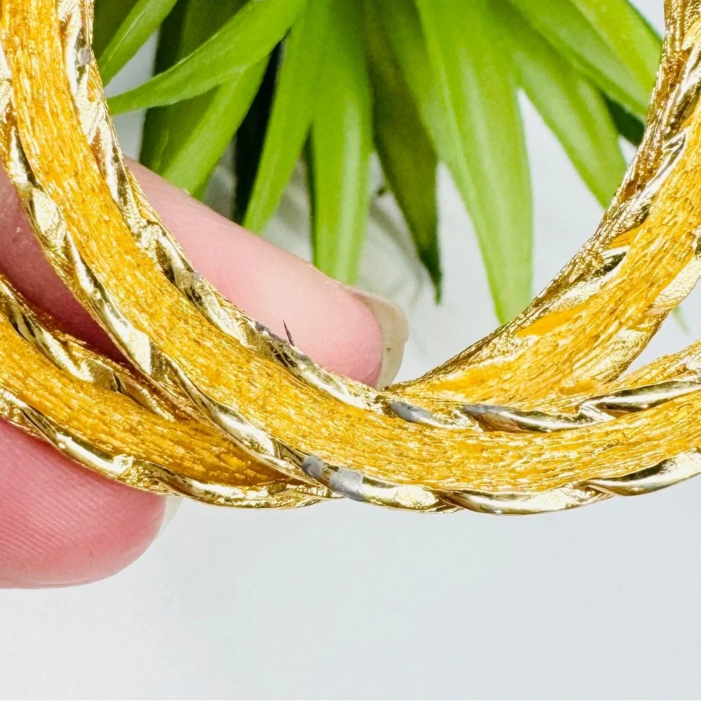Vintage 80s Christian Dior Retro Gold Tone Double Circle Twisted Rope Brooch Pin